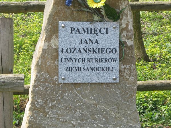 przy drodze na Stachanów - obelisk dot. : j/w. Jan Łożański ur. w Zarszynie 4.02.1912r. - ps."Orzeł", "Jan Madejski", uczestnik kampanii wrześniowej, legendarny
