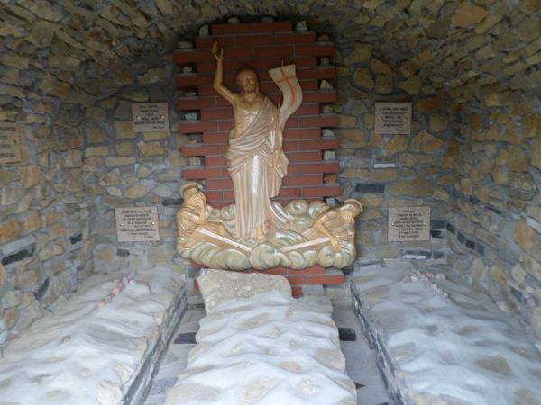 "Chrystus Zmartwychwstał" - jedna z grot na Golgocie.