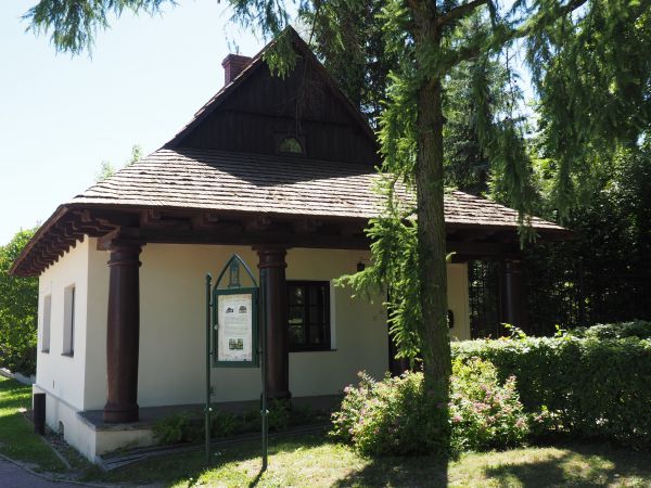 to jest "Domek z kolumnami" - przy bramie, ale nie głównej bo ta główna była od strony przejścia do kościoła. Ten wybudowano pod koniec XIXw., przypomina styl z