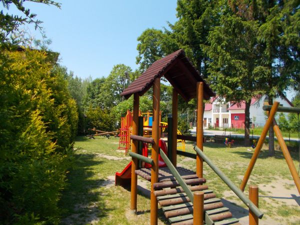 Mali Brzostkowianie bawią się na tym placu  a " nieco" starsi bawili się na zabawach i najlepszych w okolicy dyskotekach w budynku OSP Brzostków ,widocznym w gł