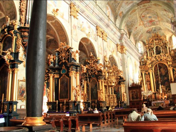 Bazylika Zwiastowania NMP w Leżajsku – wzniesiona w miejscu, gdzie według tradycji ukazała się w 1590 roku Tomaszowi Michałce Matka Boska. Sprawują nad nią opie