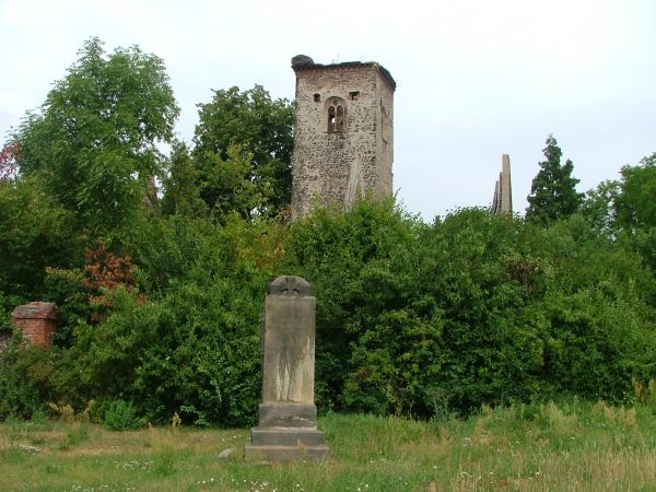 Ruiny kościoła po pożarze z bocianim gniazdem.