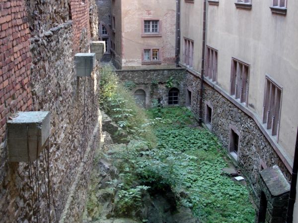Zamek Książ - wybudowany w latach 1288-1292 przez księcia świdnicko-jaworskiego Bolka I Surowego . Od 1509 r. jako zastaw, a od 1605 r. wykupiony i wlasnosc dzi