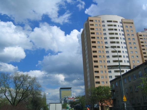 Ulica Ostrobramska, w tle budynek Polsatu