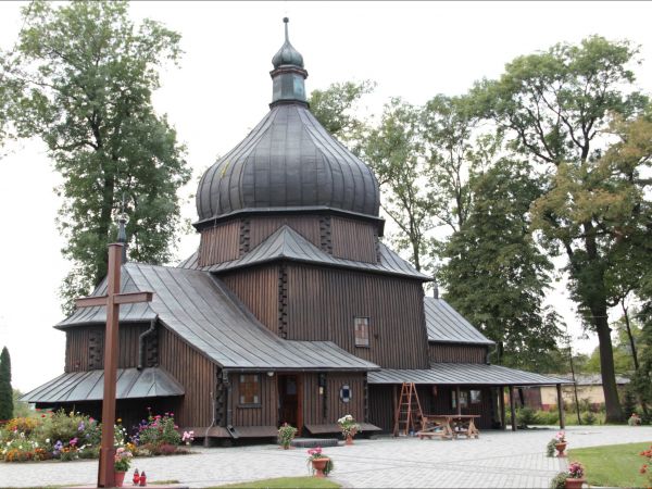 Leszno do 1977 roku nosiło nazwę Poździacz . Cerkiew św. Bazylego Wielkiego , aktualnie kościół pw. NMP Niepokalanie Poczętej, parafia rzymskokatolicka . Zbudow