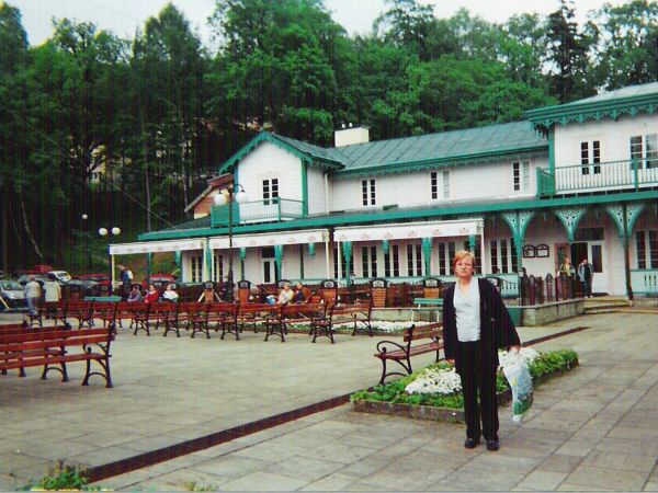 na Placu Dietla - przed tzw. Starym Pałacem z 1837r., wyróżniającym się  klasycystycznym portykiem. Za budynkiem - od Placu dra Oczki - można przejść do pomnika