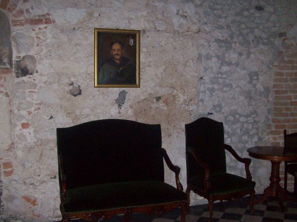 W 1352 r. Jan herbu Syrokomla kupił wzgórze Korzkiew, gdzie wybudował zamek, który pełnił funkcję obronną i mieszkalną rodu Zaklików do II połowy XV w.