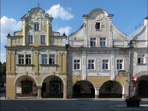 Zabytkowe kamienice z pięknymi podcieniami w Rynku.