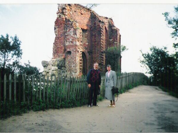 Ruina gotyckiego kościoła pw. św. Mikołaja - na urwistym brzegu morskim, niszczonym przez sztormy - w Trzęsaczu. 2 sierpnia 1874r. w obliczu nieuchronnej katast