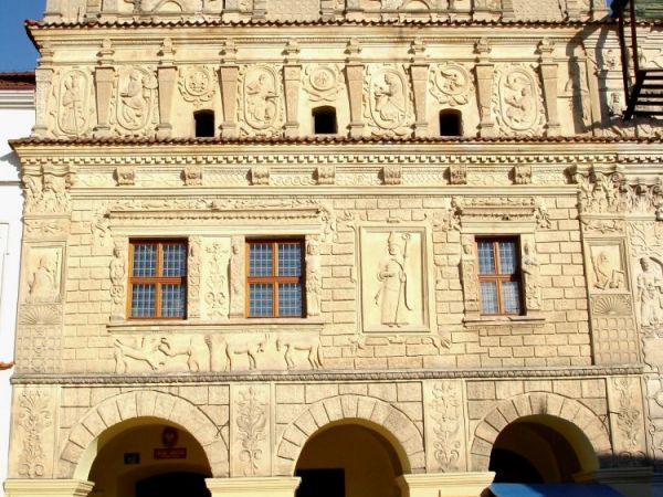 Rynek. Kamienica pw. sw. Mikolaja. Wlascicielami tej jak i  rownie pieknej obok pw. sw. Krzysztofa byli bracia, bogaci kupcy Mikolaj i Krzysztof Przybylowie.
