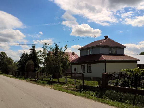 Oryginalne domy w Brzostkowie i zastanawiającą pustka na ulicy .