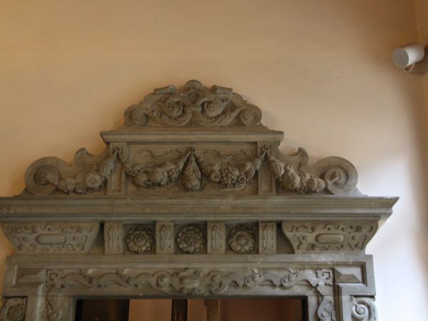 zdobienia nad drzwiami - między zamkowymi komnatami.