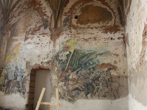 rycerska sala reprezentacyjna - malowidła przedstawiają sceny bitewne, oręż i chorągwie drużyn walczących formacji. Można przypomnieć iż już po II w. św. spusto