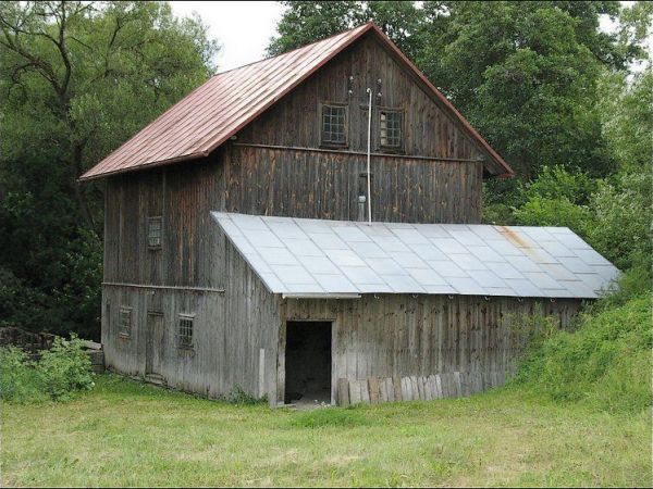 Stary młyn w Rybnicy Leśnej na Potoku Łosinieckim.