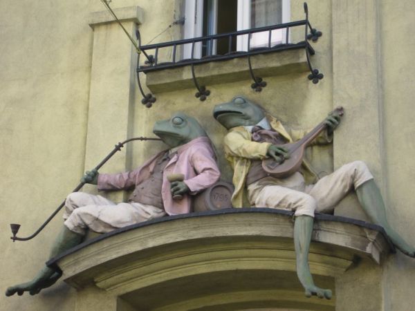 Secesyjna kamienica położona przy pl. Wojska Polskiego (rynek Białej) powstała w 1905 r. i jest jedną z najbardziej charakterystycznych budowli miasta.