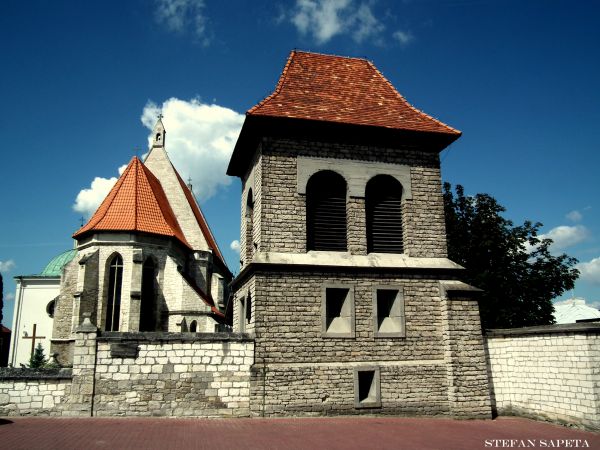 kościół farny św. Apostołów Piotra i Pawła w Stopnicy pamiętający rok 1349