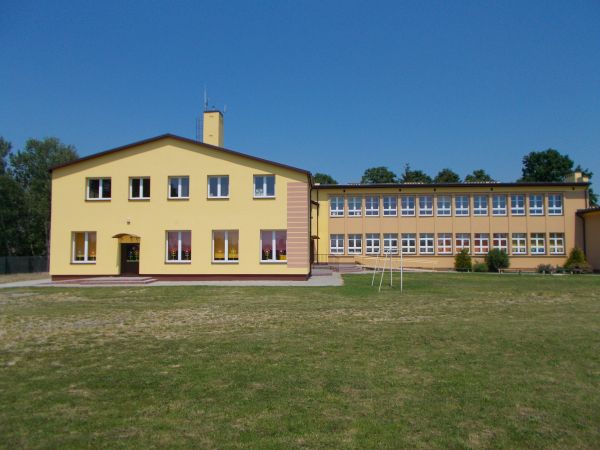Dawna część naszej szkoły z nową ,w której mieści się przedszkole.W taki układzie architektonicznym przedszkolaki szybciej garną się do edukacji w podstawówce ;