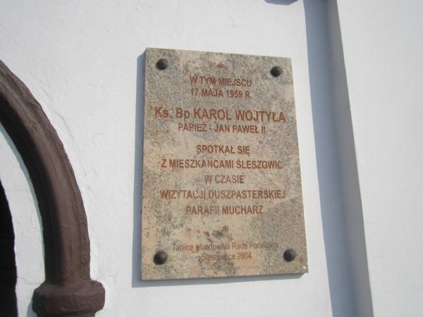 Tablica pamiątkowa na kapliczce - miejsce spotkania Ks.Bp. Karola Wojtyły z mieszkańcami Śleszowic