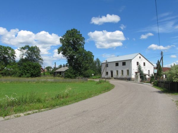 Wjeżdżamy na ulicę Kościelną, w tle były sklep GS Kaliska