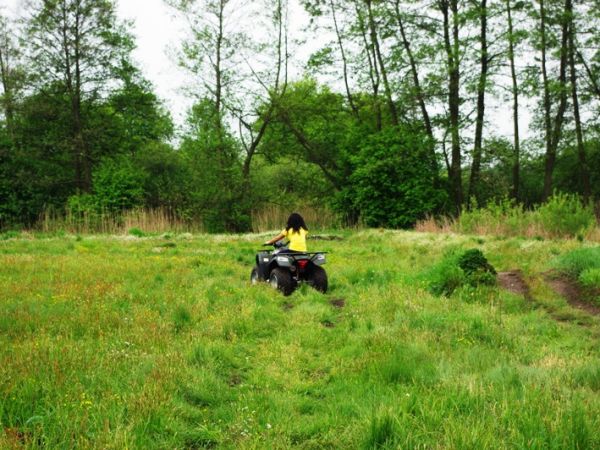 Jazda quadem podczas integracyjnej imprezy firmowej po pięknych terenach w  Krężnicy Jarej