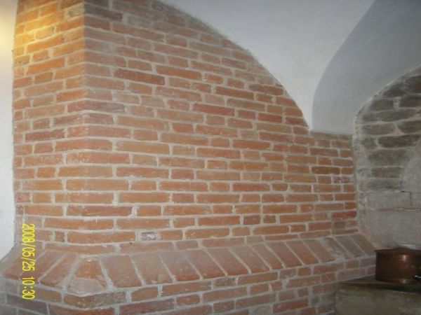 Fragment muru ceglanego w kaplicy Bernarda