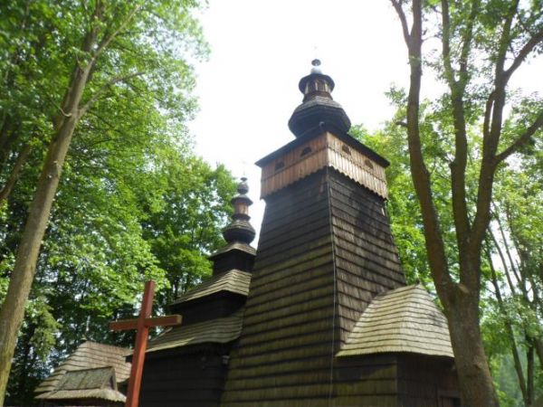 pokrycia dachowe nad cerkwią - nad nawą dach namiotowy trzykrotnie łamany.