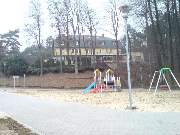 Sępólno Krajeńskie - hotel i restauracja "Jan" oraz fragment plaży miejskiej z placem zabaw dla dzieci.