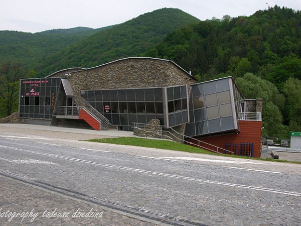 Rytro-budynek Al Plastu , producenta okien.
Linia architektoniczna budynku nawiązuje do ruin zamku .