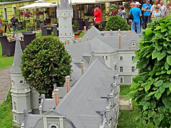 KOWARY - Park Miniatur Zabytków Dolnego Śląska - Zespół pałacowo-parkowy Hrabiego Alexandra von Magnes w Bożkowie, jest jedynym w swoim rodzaju miejscem w Kotli