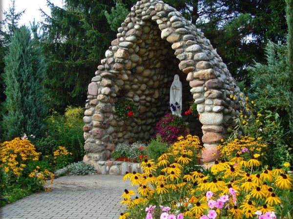 DĄBROWICA k / LUBLINA   

Grotę Matki Bożej wybudowano w roku 1999 r i jest doskonale wkomponowana w otoczenie kościoła i całego zespołu sakralnego i historyc