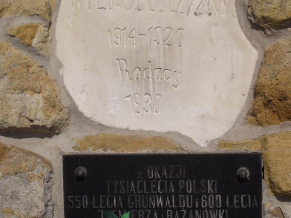 obelisk z kartuszem i tablicą - pomnik patriotyzmu, ofiar, wolności i niepodległości. Wzniesiony w 1930r., w bryle - kamiennym, zespolonym zwalisku są trzy bute