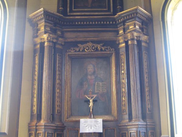 Ołtarz boczny - po prawej z ikonami: Chrystusa jako sędziego z księgą w ręku /Pantokratora/  i Chrystusa Ukrzyżowanego. Ołtarz ten należy do cenniejszych zabytk