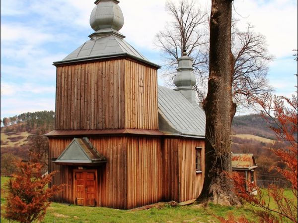 Dawna cerkiew filialna greckokatolicka pw. Przemienienia Pańskiego w Siemuszowej - ( od 1946 r. kościół filialny rzymskokatolicki p.w. Chrztu Pańskiego), wznies