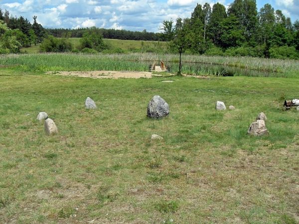 Coś ala kamienne kręgi w lubikach Młych przy ulicy Wałowej