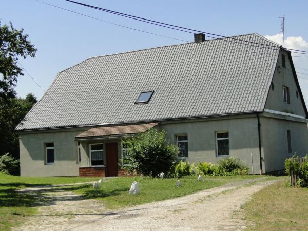 Budynek byłej, powojennej szkoły podstawowej w Skrzynce.