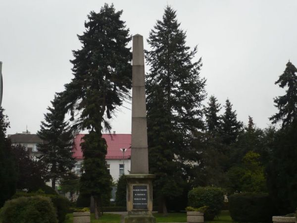 Pomnik poświęcony poległym w II wojnie światowej w rynku.