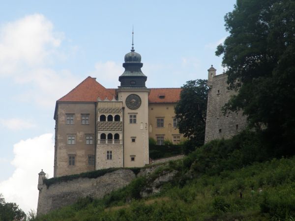 Zamek Pieskowa Skała posiada renesansowy wygląd i jest to jeden z najpiękniejszych zabytków w Polsce. Dzięki malowniczemu położeniu na wyniosłej platformie skal