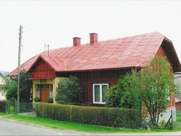 W latach 1900 - 1945 wieś stanowiła własność rodziny Schrammów: Juliana profesora Uniwersytetu Jagiellońskiego, następnie Wiktora profesora Uniwersytetu Poznańs