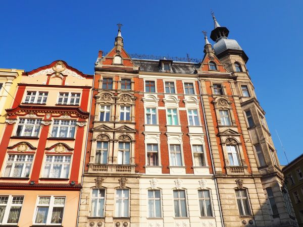 kamienice zabytkowe - odrestaurowane, bogate zdobienia, kunszt wykonania.