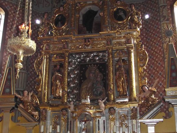 manierystyczny ołtarz główny z 1-szej poł. XVII wieku, przeniesiony ze zburzonego kościoła oo. Kapucynów na Górze św. Michała w Bliznem /za Brzozowem i Starą Ws