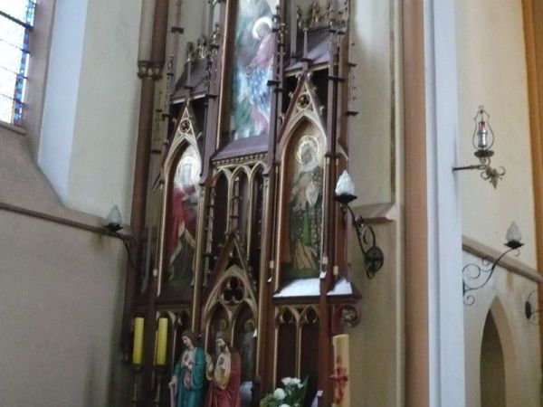 Jeden z ołtarzy bocznych z lewej strony.