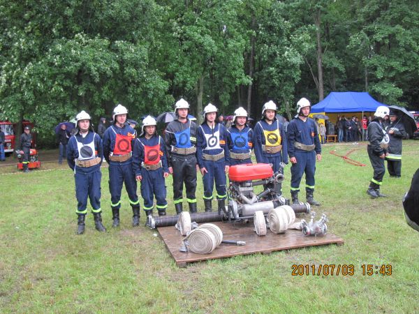 Sekcja OSP Przybówka przed starem w zawodach gminnych 2011r.