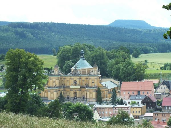 widok Wambierzyc , na horyzoncie widać masyw Szczelińca