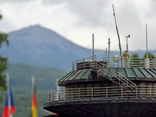 KOWARY - Park Miniatur Zabytków Dolnego Śląska -  Nowy budynek obserwatorium wysokogórskiego wzniesiony został w 1974 w kształcie trzech talerzy na górze  znajd