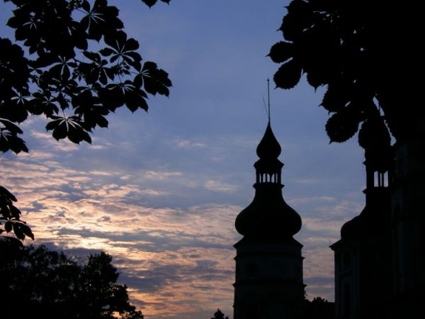 Wieże pałacu na tle nieba