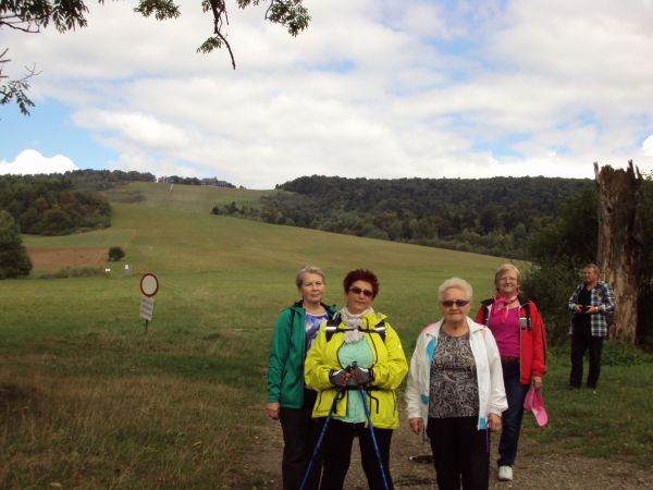 hen na grzbiecie Słonej Polanki - 631m npm : potężny budynek siedziby Akademickiego Ośrodka Szybowcowego z zapleczem hotelowym. Po prawej w dole zdjęcia  resztk