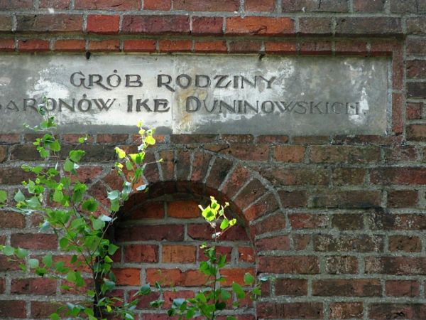 Grób rodziny baronów Ike Duninowskich.