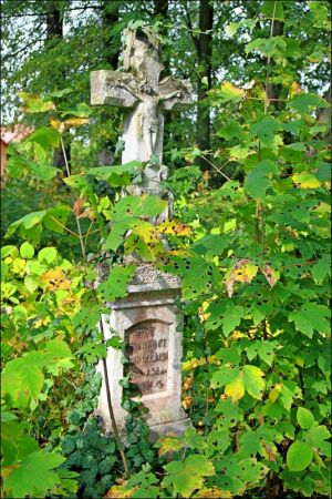 Murowana cerkiew p.w. Opieki NMP . Zbudowana w 1913 r. Wewnątrz cenna polichromia. W latach 1947-71 - magazyn. Obecnie opuszczona i zaniedbana. Zaniedbany cment