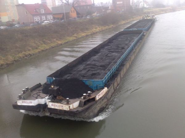 Przepływająca barka przez Oławę.