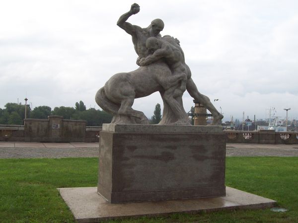 Pomnik Herkulesa walczącego z Centaurem – 1914, autorem jest L.Manzel